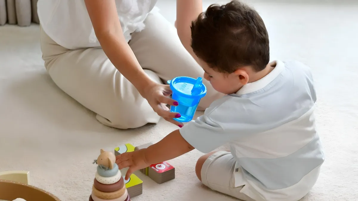 sububaby Alıştırma bardağı ile su içen bebek yakın çekim